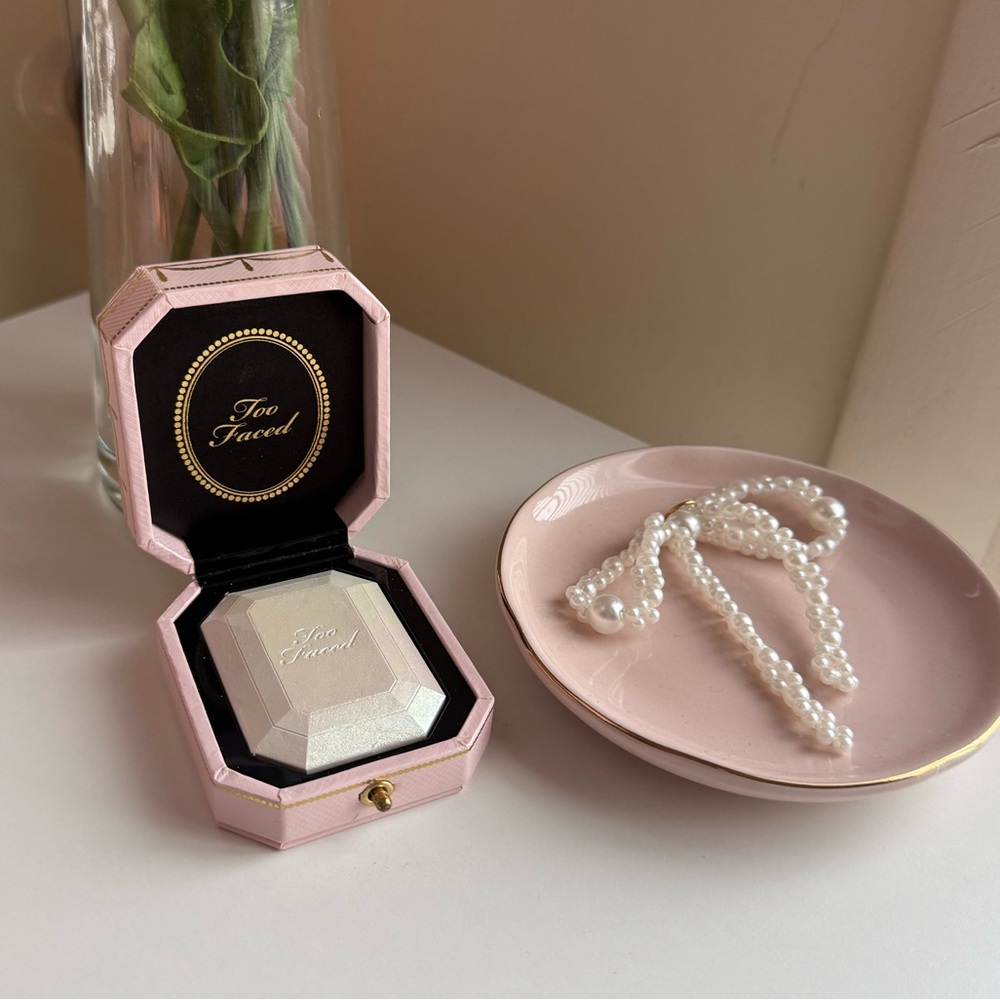 Too Faced Diamond Light Highlighter - White and Silver